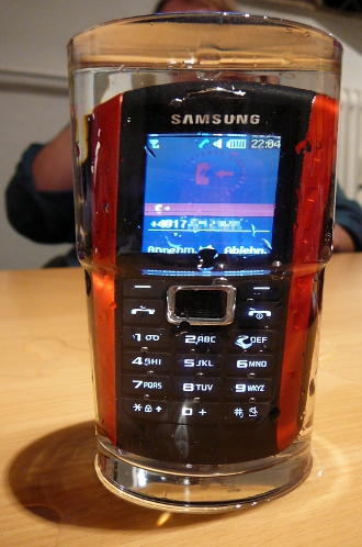 Handy im Wasserglas