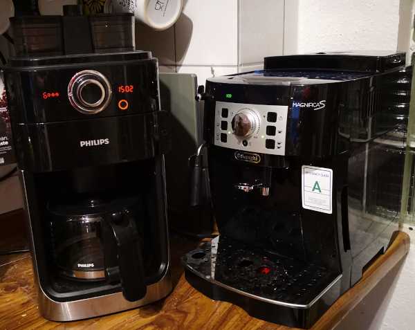 DeLonghi Magnifica S ECAM 22.110 neben Philips GrindandBrew HD7766