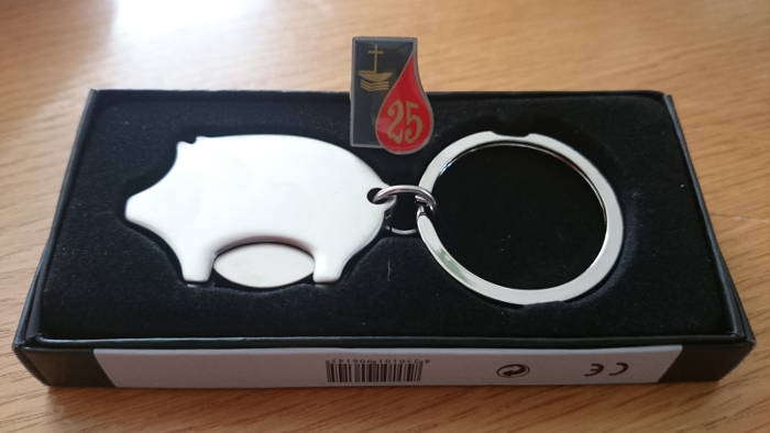 Schlüsselanhänger und Pin zur 25. Blutspende