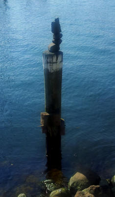 Steine auf Poller gestapelt