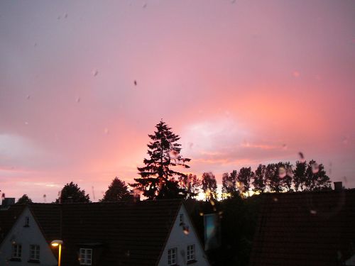 roter Sonnenuntergang vom Schreibtisch aus gesehen
