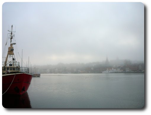 Hafen im Nebel