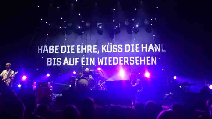 Habe die Ehre, küss die Hand, bis auf ein Wiedersehen